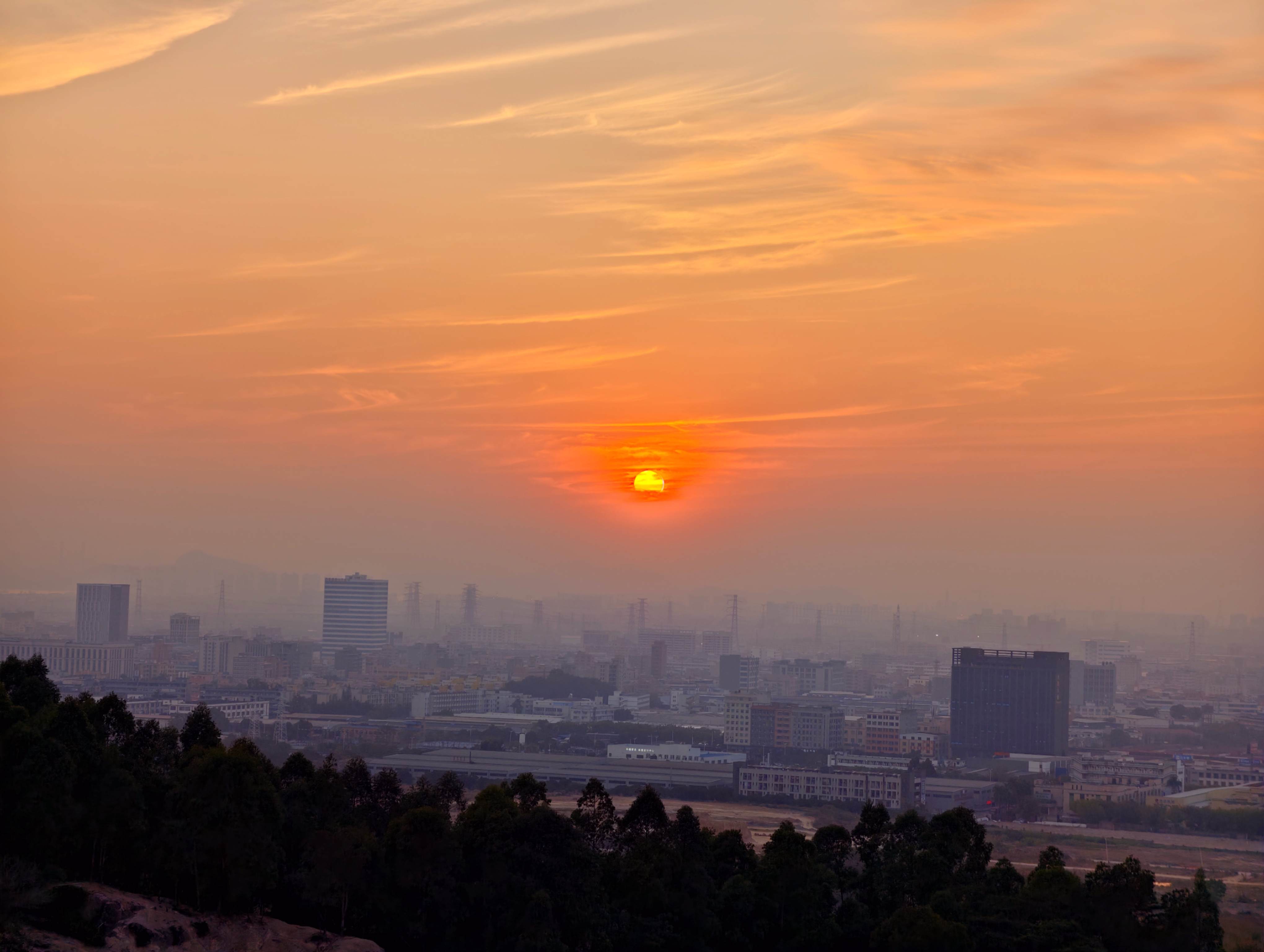 夕阳西下，余晖暖了时光